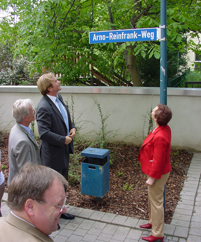 Jeanette Koch und Baudezernent Ernst Merkel vor dem Namensschild: Jeanette Koch und Baudezernent Ernst Merkel nach der Enthüllung des Namensschildes. Ein Zusatz >Schriftsteller, 1934 - 2001< fehlt noch