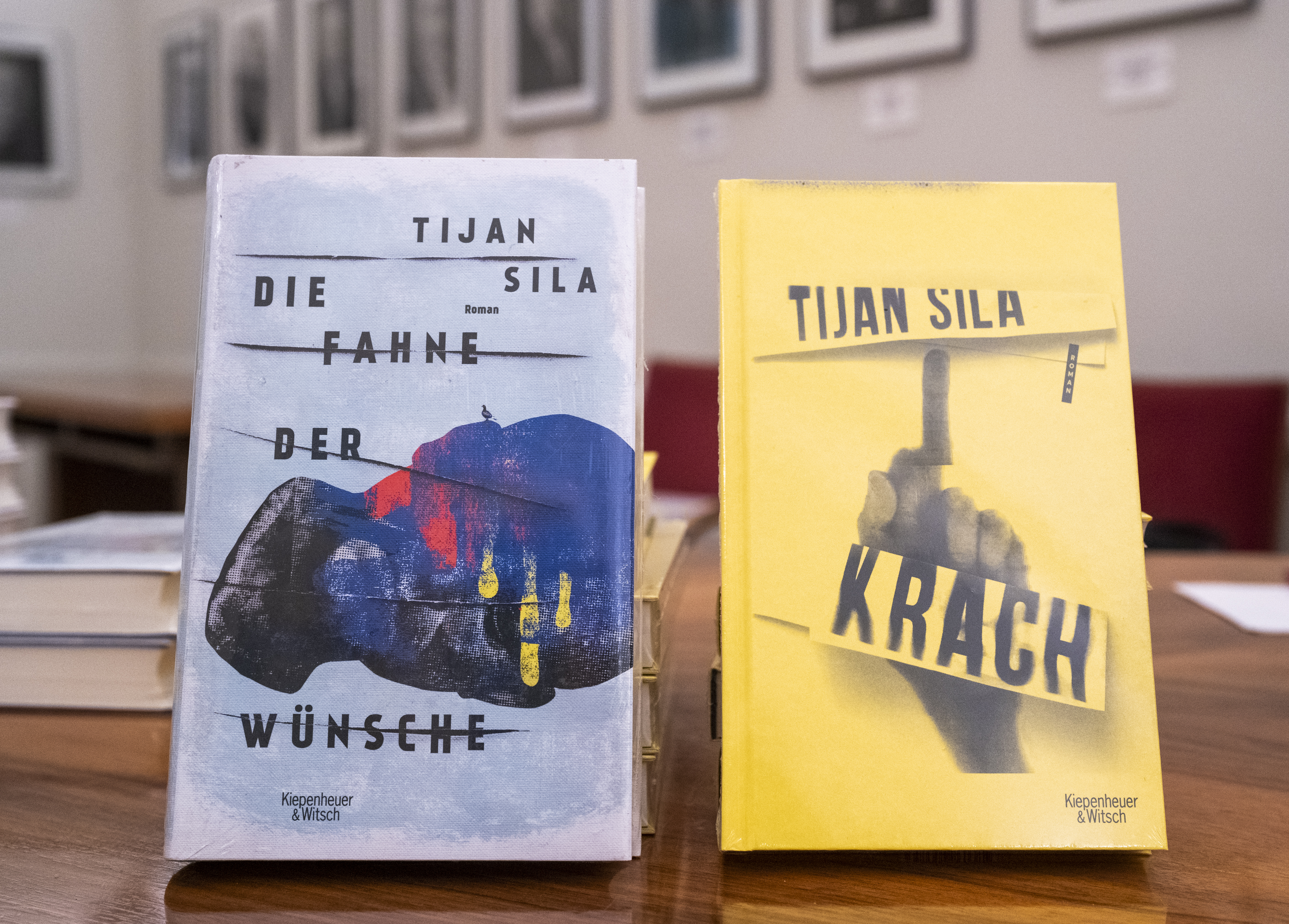 Bücher von Tijan Sila, © Klaus Venus