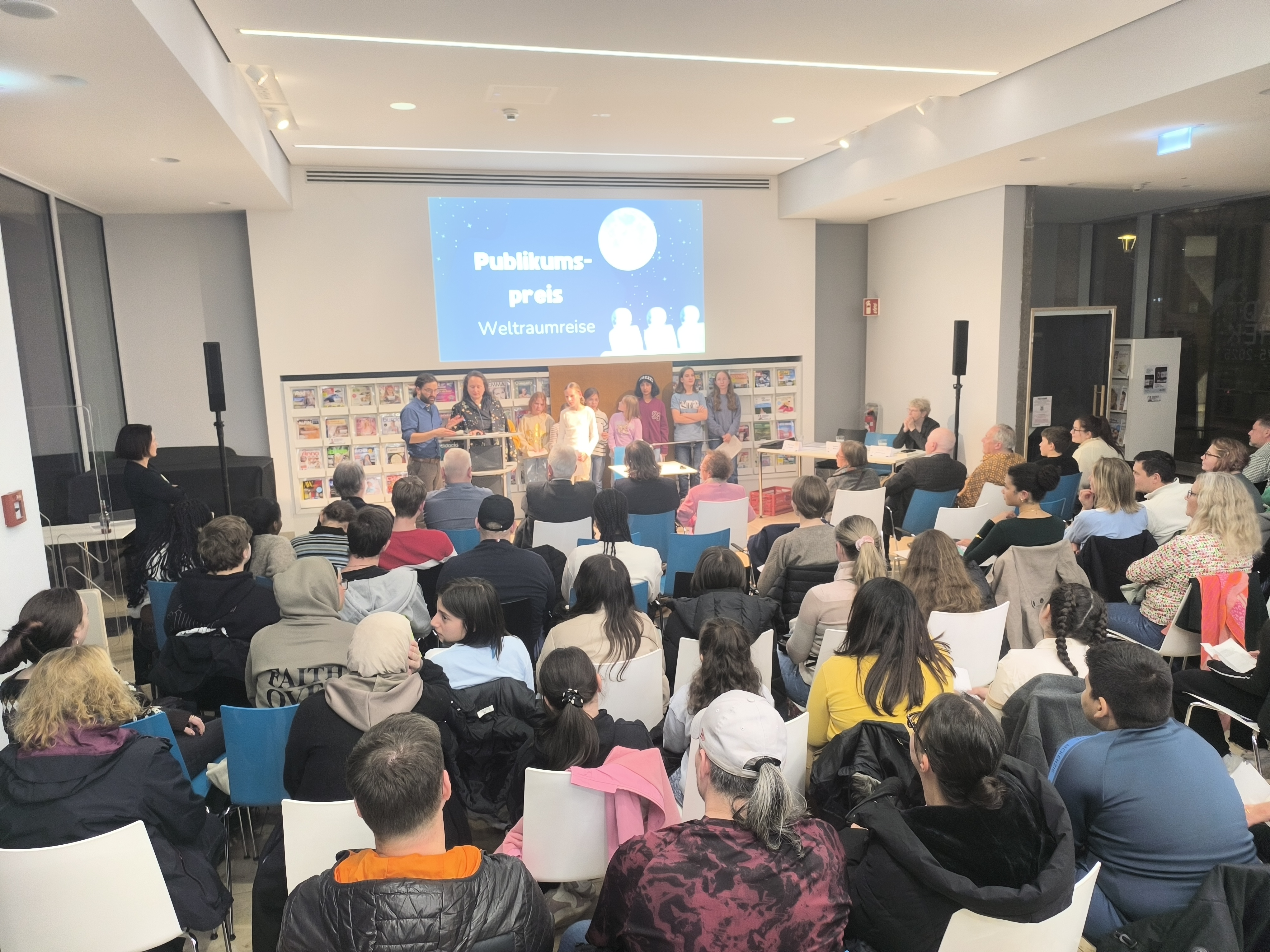 Juroren Daniel R&uuml;bel und Marlene Siegel moderieren die Abstimmung zum  Publikumspreis