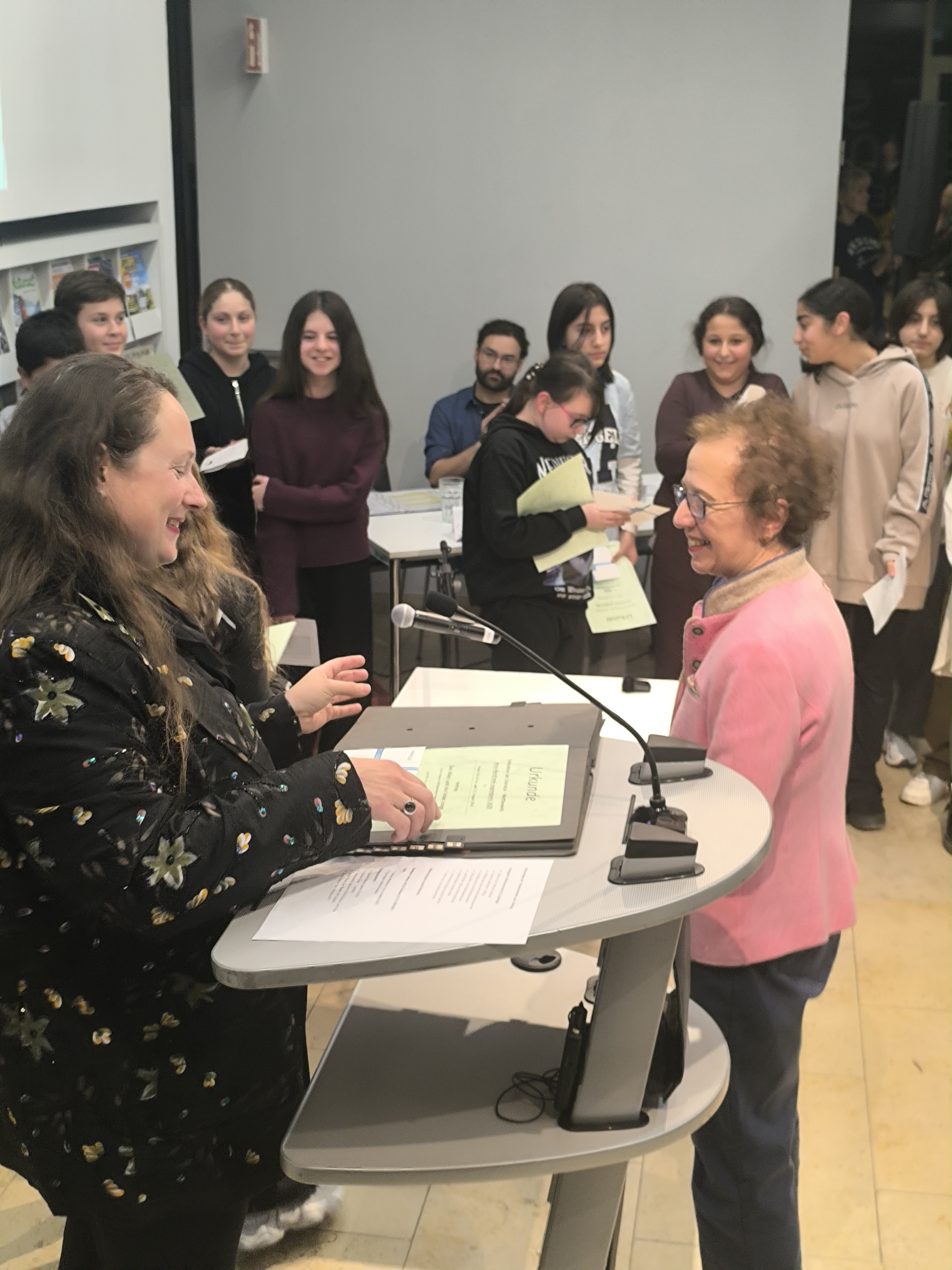 Marlene Siegel und  Jeanette Koch-Reinfrank  bei der &Uuml;bergabe der Urkunden an die Klasse 5b