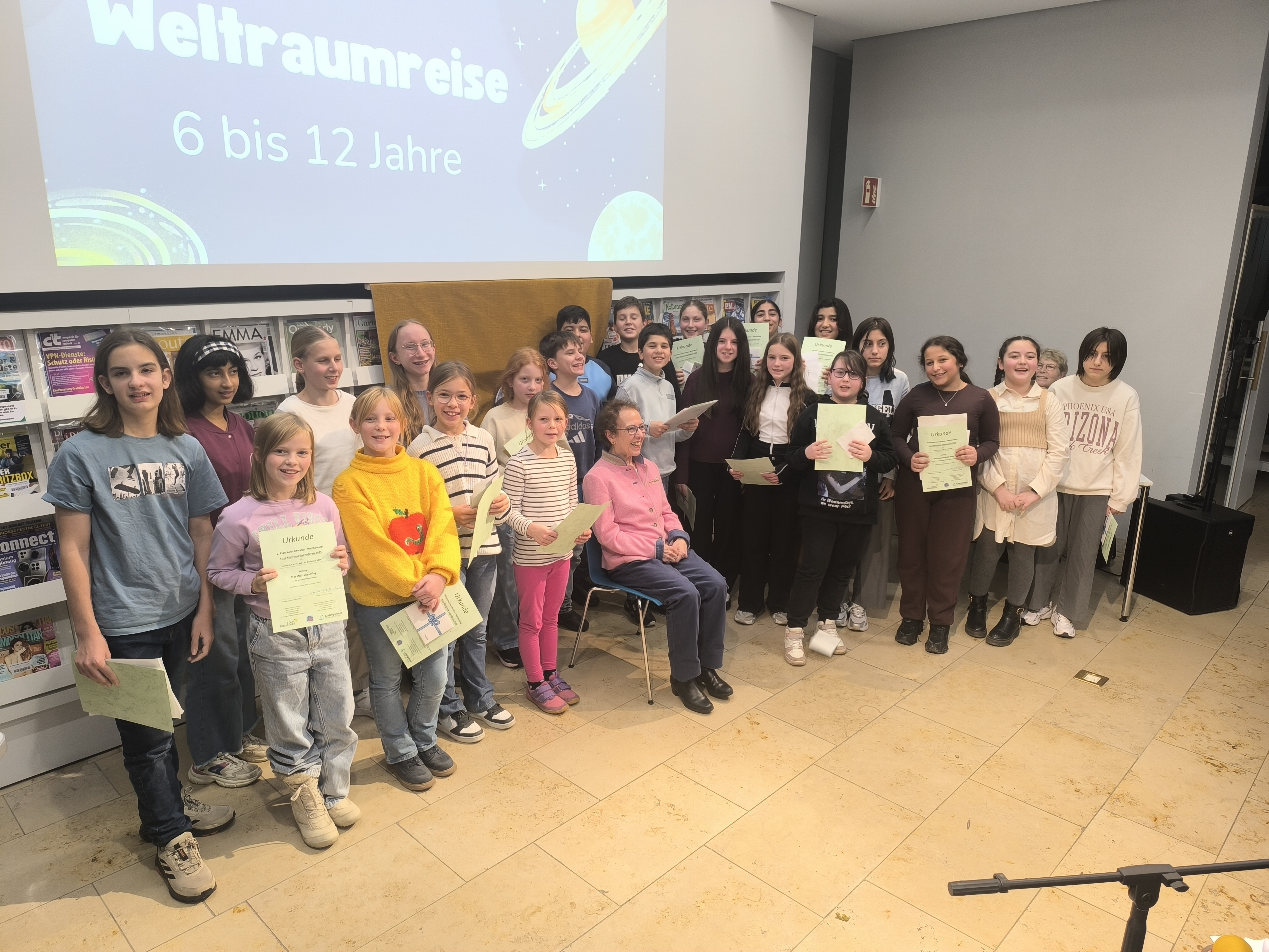 Die Teilnehmerinnen und Teilnehmer  der  Kategorie „Weltraumreise“ Prosa und Bildergeschichte mit Jeanette Koch-Reinfrank