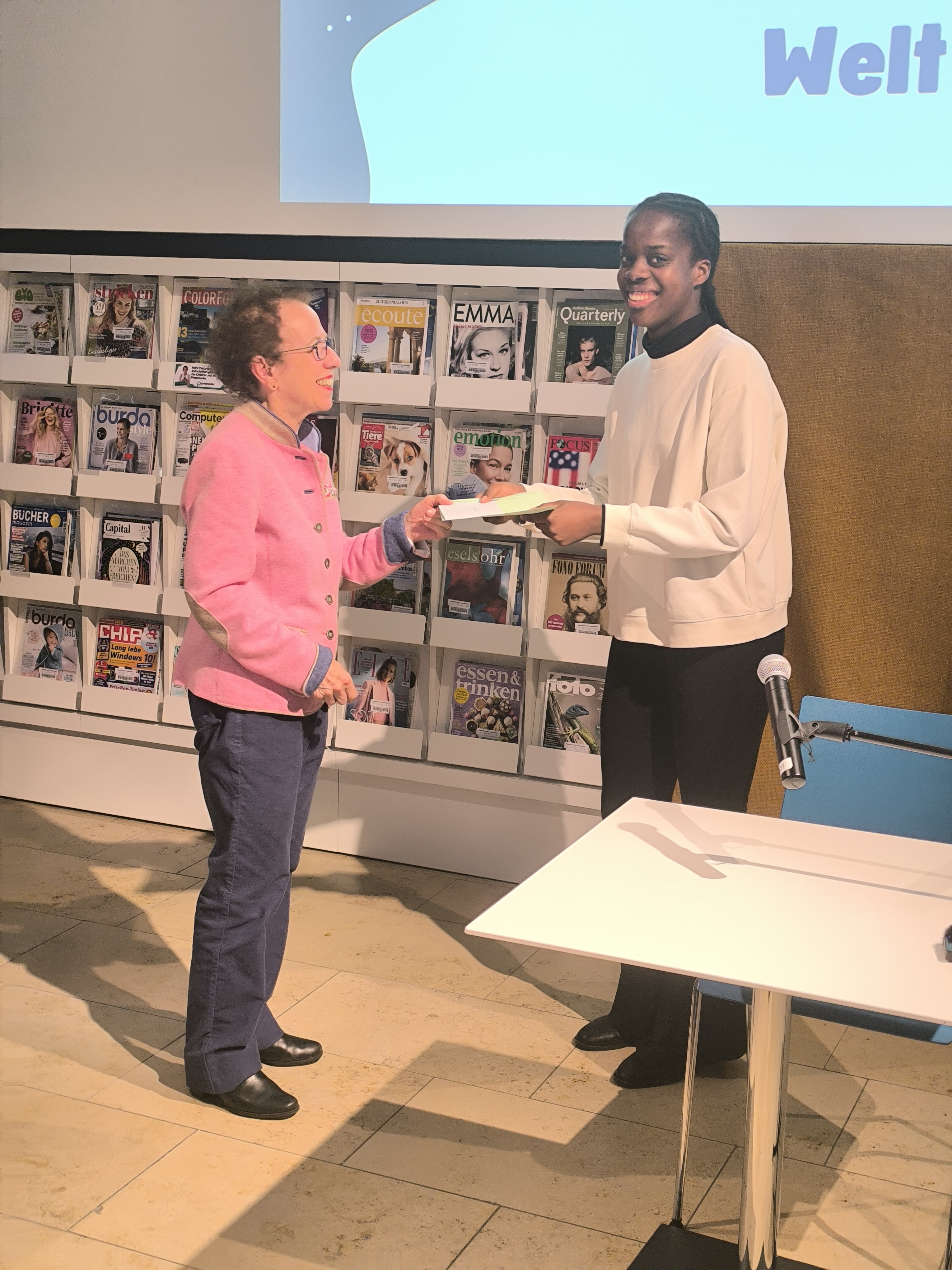 Jeanette  Koch-Reinfrank &uuml;bergibt den Publikumspreis „Lyrik“ an  Chelsea Momouo