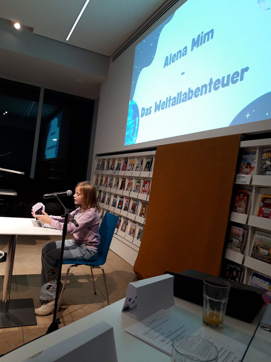 Alena Mim liest  einen  Auszug  ihrer Geschichte „ Das Weltallabenteuer“ vor. Sie gewinnt den zweiten Platz des Jurypreises.