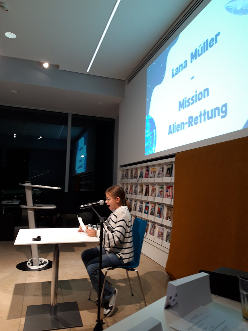 Lana M&uuml;ller liest  einen  Auszug  ihrer Geschichte „ Mission Alien-Rettung“ vor. Auch sie gewinnt den zweiten Platz des Jurypreises.