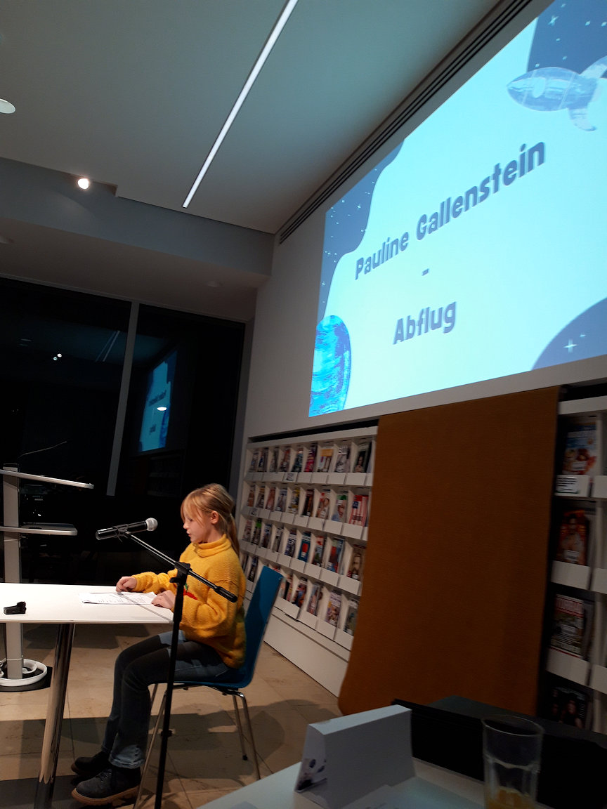 Pauline Gallenstein liest  einen Auszug  ihrer Geschichte „Abflug“ Sie  wei&szlig; noch nicht,  dass das Publikum sie sp&auml;ter zur Siegerin w&auml;hlen wird.