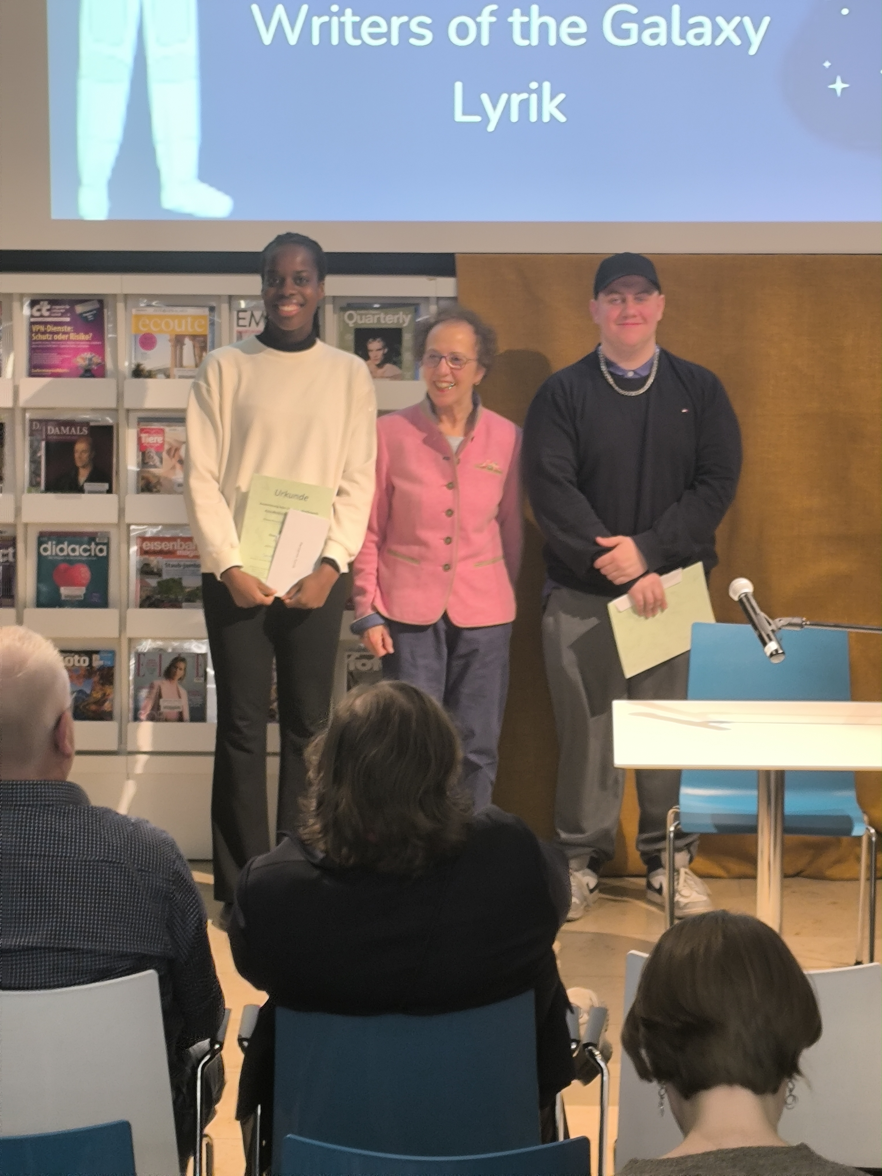 Auszeichung in der  Kategorie Lyrik durch die  Jury v.l.n.r. Chelsea Momouo, Jeanette Koch-Reinfrank, Tim Peters