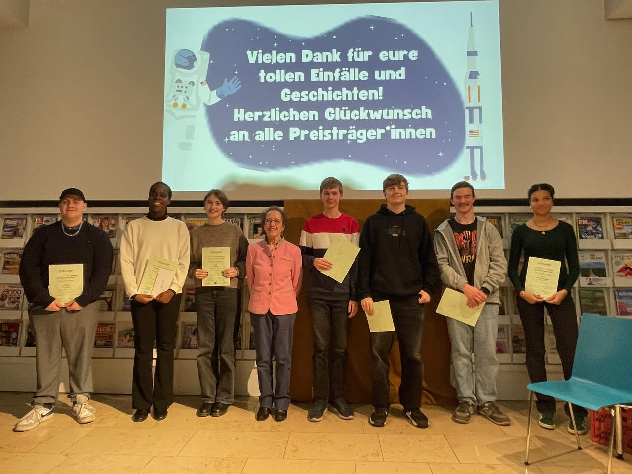 Jugendpreis 2025 13 bis 21 Auf der linken Seite die beiden Teilnehmer und Preistr&auml;ger in der Kategorie Writers of the Galaxy (Lyrik) rechts die Teilnehmerinnen und Teilnehmer in der Kategorie Prosa