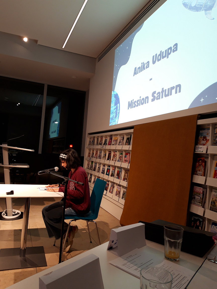 Anika Nevena  Udupa liest aus ihrer Geschichte „Mission Saturn“ vor. Sie erh&auml;lt sp&auml;ter den  Stifterinnenpreis  f&uuml;r herausragende  Leistungen